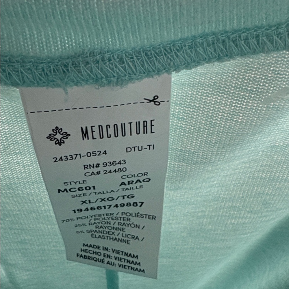 MEDCOUTURE Reversible Pullover Scrub - Picture 4 of 6